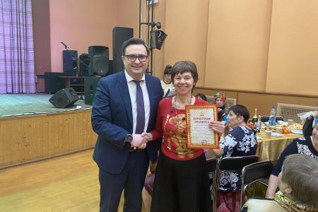 Коммунисты Калининграда поздравили тружениц с наступающим 8 марта