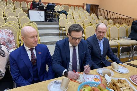 Коммунисты Калининграда поздравили тружениц с наступающим 8 марта