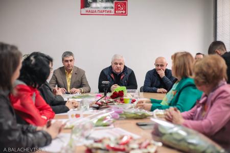 Делегация КПРФ во главе с К.К. Тайсаевым работает в Луганской Народной Республике