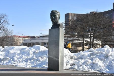 Н.М. Харитонов возложил цветы к монументу «Аллея Космонавтов»