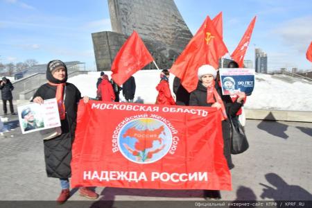 Н.М. Харитонов возложил цветы к монументу «Аллея Космонавтов»