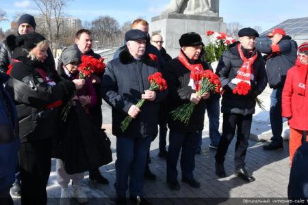 Н.М. Харитонов возложил цветы к монументу «Аллея Космонавтов»