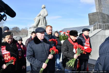 Н.М. Харитонов возложил цветы к монументу «Аллея Космонавтов»