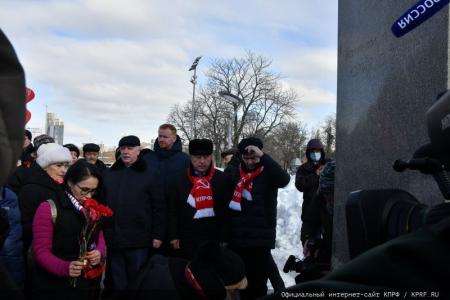 Н.М. Харитонов возложил цветы к монументу «Аллея Космонавтов»
