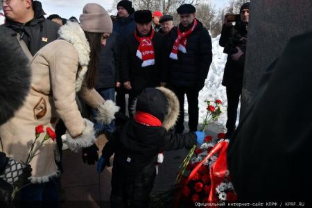 Н.М. Харитонов возложил цветы к монументу «Аллея Космонавтов»