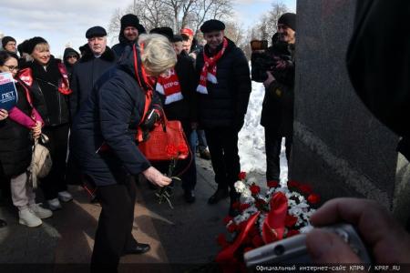 Н.М. Харитонов возложил цветы к монументу «Аллея Космонавтов»