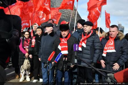 Н.М. Харитонов возложил цветы к монументу «Аллея Космонавтов»