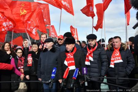 Н.М. Харитонов возложил цветы к монументу «Аллея Космонавтов»