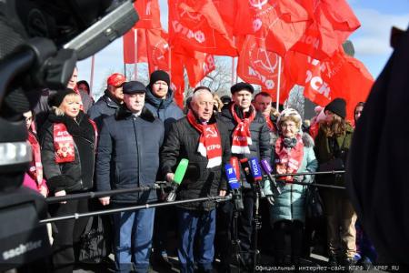 Н.М. Харитонов возложил цветы к монументу «Аллея Космонавтов»