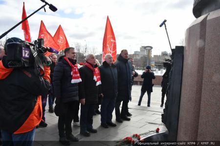 Н.М. Харитонов возложил цветы к монументу «Аллея Космонавтов»