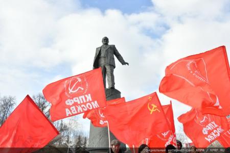 Н.М. Харитонов возложил цветы к монументу «Аллея Космонавтов»