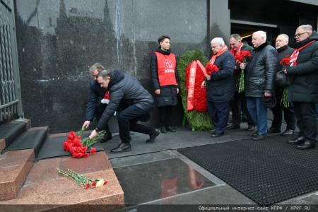 «Дерево сильно своими корнями». 5 марта Г.А. Зюганов и Н.М. Харитонов почтили память И.В. Сталина