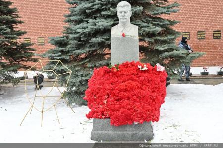 «Дерево сильно своими корнями». 5 марта Г.А. Зюганов и Н.М. Харитонов почтили память И.В. Сталина