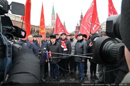 «Дерево сильно своими корнями». 5 марта Г.А. Зюганов и Н.М. Харитонов почтили память И.В. Сталина