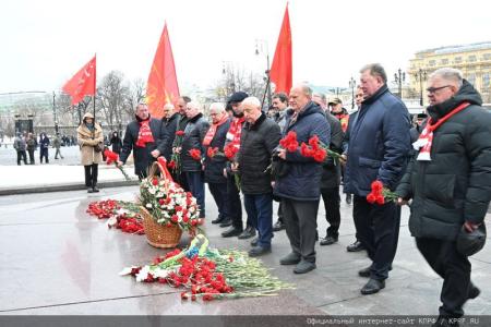 «Дерево сильно своими корнями». 5 марта Г.А. Зюганов и Н.М. Харитонов почтили память И.В. Сталина