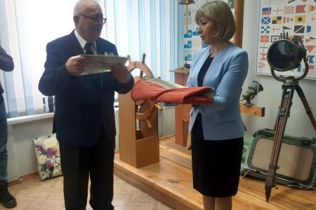 Флаг легендарной «Авроры» дети войны передали белгородским кадетам