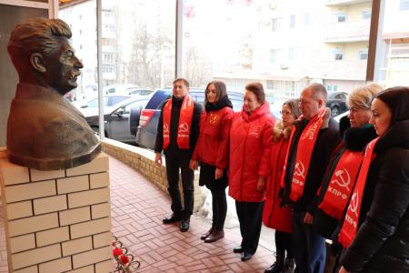 Сталинградские коммунисты и комсомольцы почтили память И.В. Сталина в 71-ю годовщину смерти Генералиссимуса