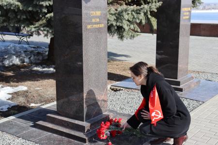 Сталинградские коммунисты и комсомольцы почтили память И.В. Сталина в 71-ю годовщину смерти Генералиссимуса