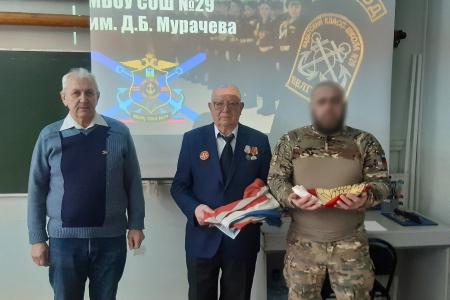 Флаг легендарной «Авроры» дети войны передали белгородским кадетам
