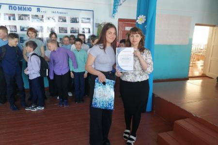 Депутат от КПРФ Заксобрания Забайкалья Елена Титова наградила призёров школьного конкурса «Мой космос»