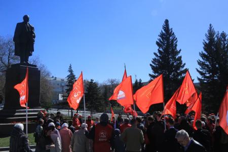 Омск: цветы вождю
