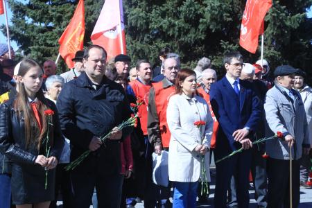 Омск: цветы вождю