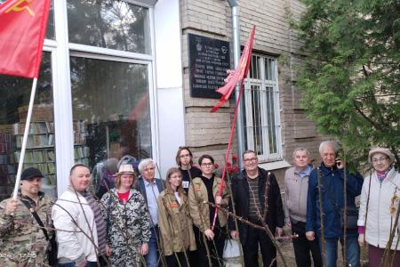 Подмосковные коммунисты: «Ленин вручил нам Знамя, в космос Гагарин вел!»