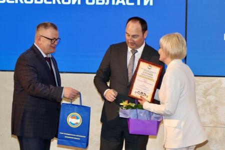 Руководитель фракции КПРФ в Мособлдуме Александр Наумов вручил награды лучшим специалистам в сфере местного самоуправления