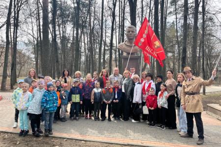 Подмосковные коммунисты: «Ленин вручил нам Знамя, в космос Гагарин вел!»