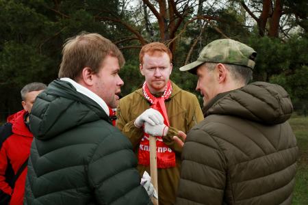 Москва. Леонид Зюганов провёл субботник в защиту Жулебинского леса