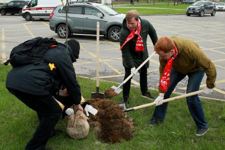 Москва. Леонид Зюганов провёл субботник в защиту Жулебинского леса
