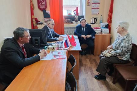 Руководитель фракции КПРФ в Мособлдуме Александр Наумов провел прием граждан в Кашире