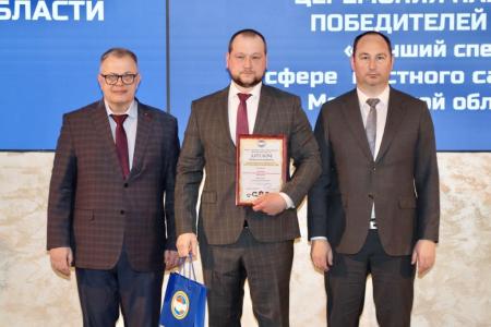Руководитель фракции КПРФ в Мособлдуме Александр Наумов вручил награды лучшим специалистам в сфере местного самоуправления
