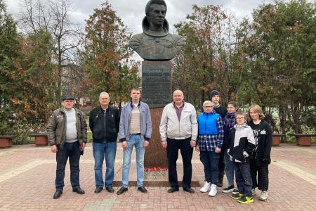 Подмосковные коммунисты: «Ленин вручил нам Знамя, в космос Гагарин вел!»