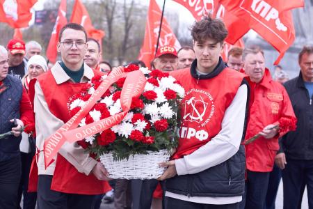 Подмосковные коммунисты: «Ленин вручил нам Знамя, в космос Гагарин вел!»