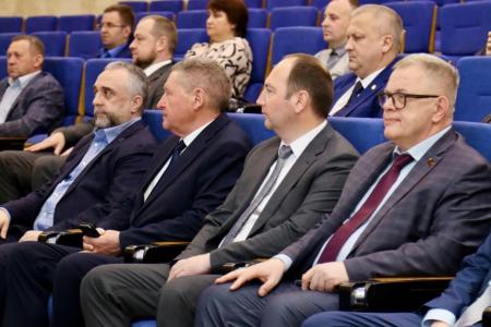 Руководитель фракции КПРФ в Мособлдуме Александр Наумов вручил награды лучшим специалистам в сфере местного самоуправления