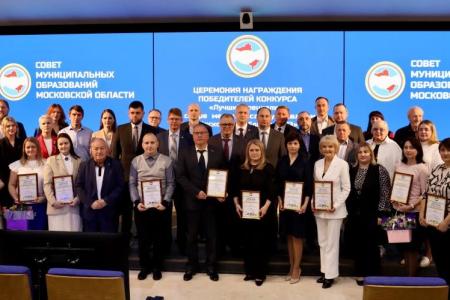 Руководитель фракции КПРФ в Мособлдуме Александр Наумов вручил награды лучшим специалистам в сфере местного самоуправления
