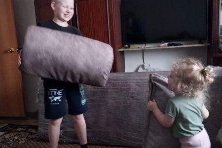 Комплект мебели многодетной семье передал депутат Госдумы Сергей Гаврилов