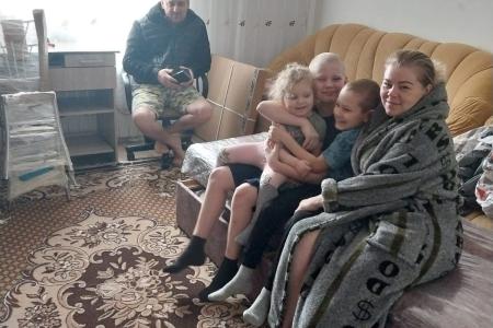 Комплект мебели многодетной семье передал депутат Госдумы Сергей Гаврилов
