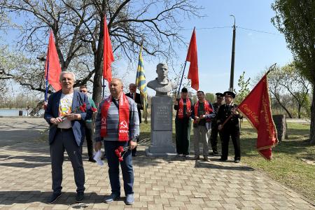 Краснодар. Активисты КПРФ и сторонники партии отметили День космонавтики у памятника первому космонавту планеты