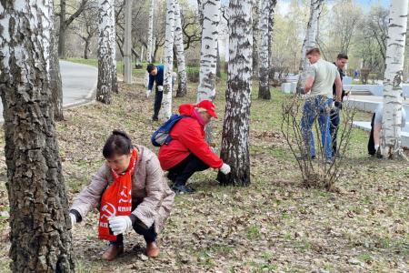 Рязанские коммунисты и комсомольцы вышли на субботник