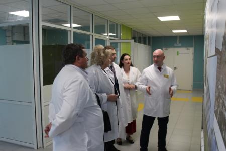 Депутаты Госдумы Нина Останина и Георгий Камнев ознакомились с работой онкологического диспансера в Пензе