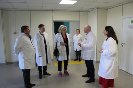 Депутаты Госдумы Нина Останина и Георгий Камнев ознакомились с работой онкологического диспансера в Пензе