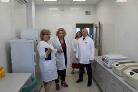 Депутаты Госдумы Нина Останина и Георгий Камнев ознакомились с работой онкологического диспансера в Пензе