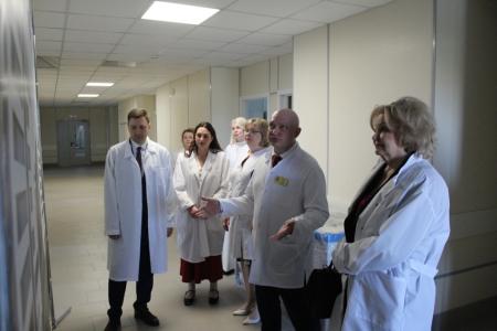 Депутаты Госдумы Нина Останина и Георгий Камнев ознакомились с работой онкологического диспансера в Пензе