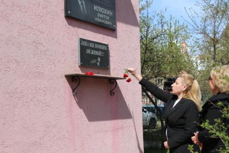 Нина Останина, Мария Дробот и Георгий Камнев почтили память В.И. Илюхина в Пензе