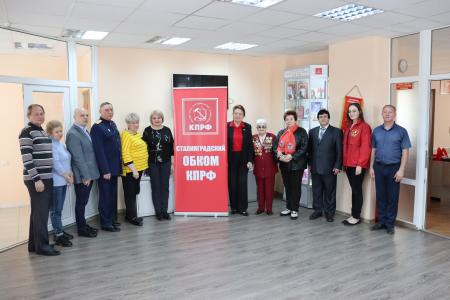 Легендарная участница Сталинградской битвы Мария Рохлина посетила Сталинградский обком КПРФ