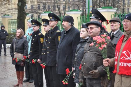 Санкт-Петербург. Коммунисты пришли к Смольному в День рождения великого революционера
