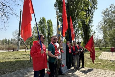Краснодар. Активисты КПРФ и сторонники партии отметили День космонавтики у памятника первому космонавту планеты