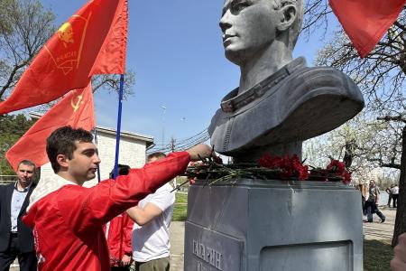 Краснодар. Активисты КПРФ и сторонники партии отметили День космонавтики у памятника первому космонавту планеты